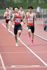 【男子８００メートル】ゴール前で競り合う優勝した山田和生（左、帯柏葉）と２位の藤田悠聖（白樺学園）