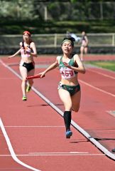 【女子１６００メートルリレー】優勝した帯南商のアンカー船戸花楓（３年）