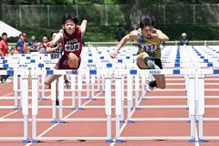 【男子１１０メートル障害】優勝の山田拓実（左、帯三条３年）と２位の石川新太（右、鹿追２年）が競り合う