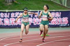 【女子４００メートルリレー】優勝した帯南商のアンカー槙涼奈（左）にバトンが渡る。模擬は３走の小山紗世