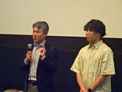 舞台あいさつする山﨑監督（左）と大内カメラマン