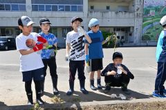 白人小学校でシバザクラを植える児童（金野和彦撮影）