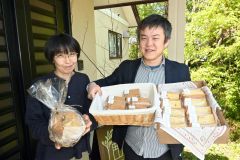 米粉を使ったシフォンケーキ店を始めた森田代表（右）と天野さん