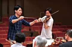 帯広交響楽団とのリハーサルに臨む澤村さん（左）と成田さん