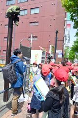 「キネマ館が帯広で初めて猿を展示した」と児童に解説する大和田学芸員（左）