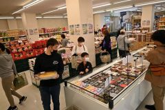 コストコ商品求め人出　再販常設店「テキコス」開店