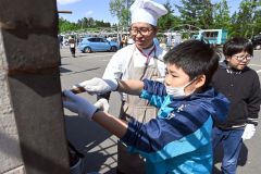 文化祭イベントのブースで子ども達はピザ作りに挑戦した