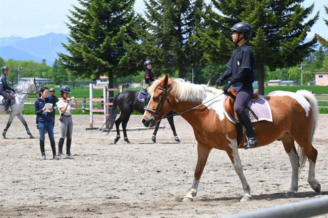 米国で腕磨く小橋さんが馬術指導　十勝柏友会乗馬クラブ５０周年記念