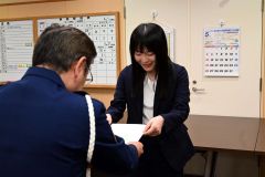 委嘱状を受け取るＯＣＴＶの坂田さん（２８日午前１０時ごろ、帯広警察署）