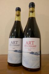完成した２３年もののワイン（右）と、札内川ダムで熟成した２２年もののワイン
