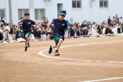 「学級対抗全員リレー」で懸命に走る生徒（１日、帯広第五中学校。長尾悦郎通信員撮影）
