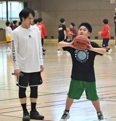 Ｂリーグ大阪の多嶋朝飛選手（帯大空中出）プロの技を指導　バスケットボールクリニック
