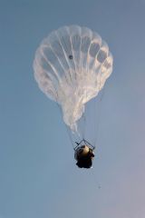 すばやく浮遊した気球の有人飛行実験（午前３時５０分、新得町農道離着陸場）