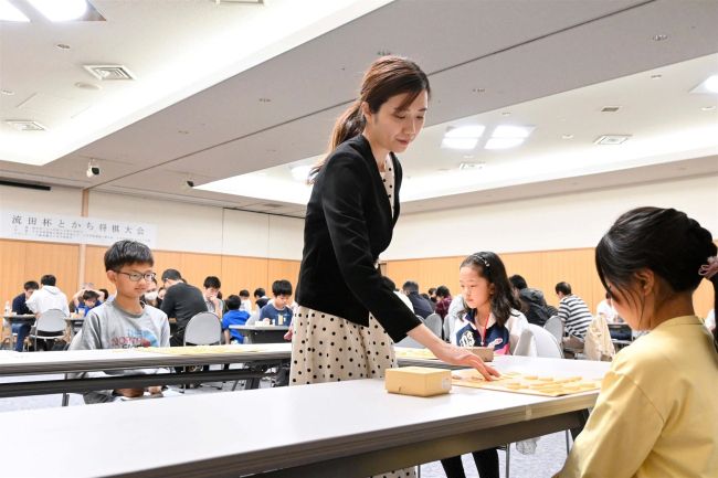 【写真】帯広出身の渡部女流三段　子どもら相手に将棋対局指導