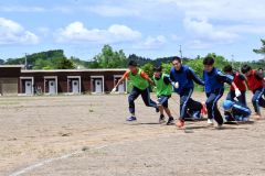 男子生徒による「浦中バンバ」は迫力満点（５月２５日、浦幌中学校。澤村真理子撮影）