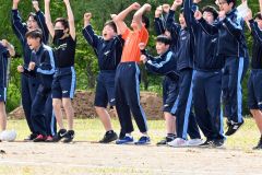 チームの勝利に応援席で喜びを爆発（５月２５日、浦幌中学校。澤村真理子撮影）