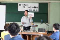 意思伝達装置「ファインチャット」について説明する松尾社長