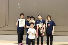 女子の部優勝のレインボーの選手ら