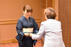 賞状を受け取る長岡さん（左）と渡す山本会長（５月２７日午後６時１０分ごろ、北海道ホテル）