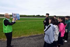多目的航空公園の滑走路を見学する標茶中の生徒（５月２１日）