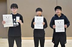 卓球男子個人戦入賞の（左から）前花龍洸、加藤道、長谷川広祐