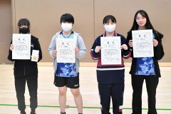 卓球女子個人戦入賞の（左から）菅田紗里奈、白幡千愛、濱竹小晴、米澤七夢