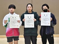 バドミントン女子個人戦入賞の（左から）中村雪音、阿久津由芽、長田和子