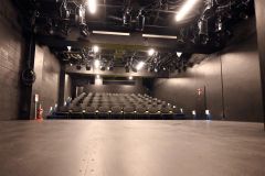 ギャルリーシノカワの地下に完成した「平原通り小劇場」。客席はひな壇になっている