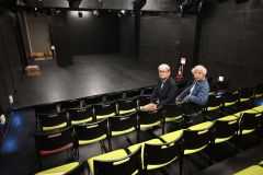 ギャルリーシノカワの地下に完成した「平原通り小劇場」をＰＲする勝海社長と（右）と有田さん