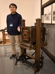 野尻写真館から寄贈を受けた木製写真機「アンソニー」を紹介する大和田学芸員