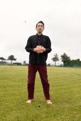 「お気に入り」という池田高校のグラウンドの芝生で思いを語る井上さん