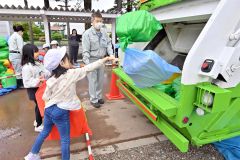 ごみ収集車に児童興味津々　今年度も市民学「地域の循環を知ろう」　市清掃事業課