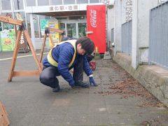 ブロック目地の草を取り除く参加者（幕別町建設業協会忠類支部提供）