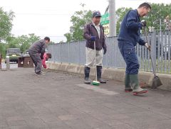 道の駅忠類の連絡橋を清掃する参加者ら（幕別町建設業協会忠類支部提供）