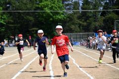 ６０メートル徒競走で懸命に走る児童（８日午前９時２５分ごろ）