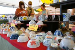 ずらりと陶器が並んだ陶器祭り会場でお気に入りの一品を探す来場客（８日午後０時１０分ごろ）