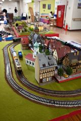 ドイツの街並みを再現したジオラマと走る鉄道模型
