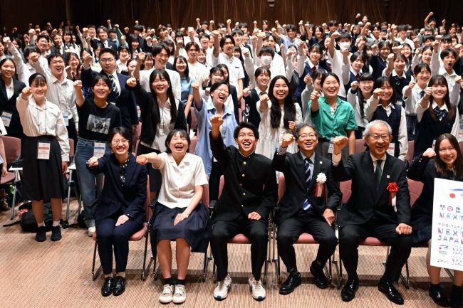 「幅広げたい」帯三条高２年の菅原さんが海外留学壮行会で決意