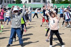 競技前にラジオ体操を行う児童（８日、帯広明和小学校。北村里沙撮影）