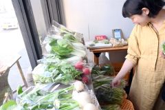 新鮮な有機野菜を購入する来店客