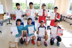 優勝した石橋・猪股組（前列左）らＢ級男子の上位入賞者