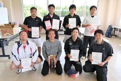 優勝した石井・大家組（前列左）ら成年男子の上位入賞者