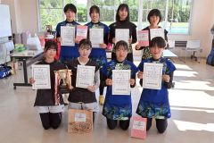 優勝した吉田・野々村組（前列左）らＢ級女子の上位入賞者