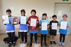 優勝した水野・牧野組（左）ら小学生の上位入賞者