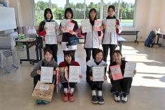 優勝した井戸坂・太田組（前列左）ら一般女子の上位入賞者