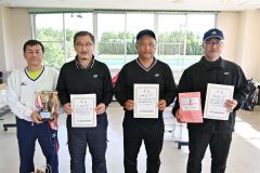 優勝した那須・佐々木組（左）らシニア４５男子の上位入賞者