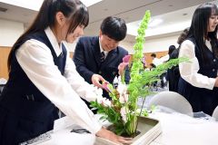 他校の生徒と交流し花を生ける生徒