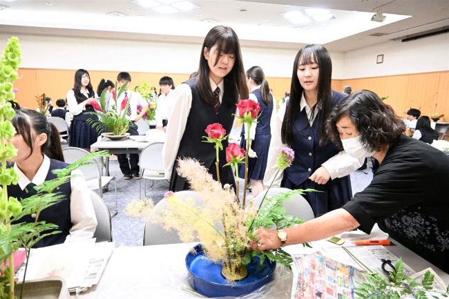 ４校華道部、生け花を通して交流　高文連支部専門部会