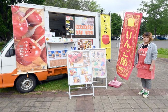 二刀流キッチンカー　ライスバーガーとリンゴあめでニーズに対応