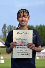 女子１００メートルで優勝した山崎心愛（旭川志峯２年―共栄中出）が笑顔を見せる。山崎は４００メートルリレーとの２冠を遂げた